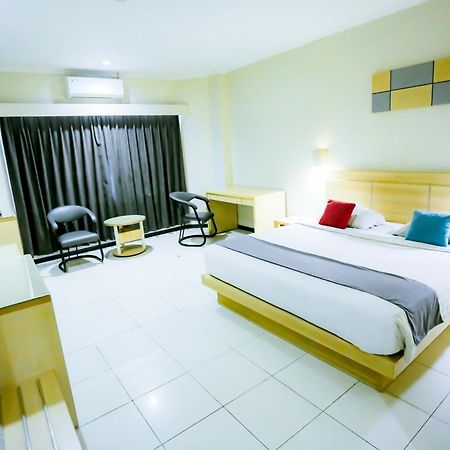 Merpati Hotel Pontianak Exterior foto