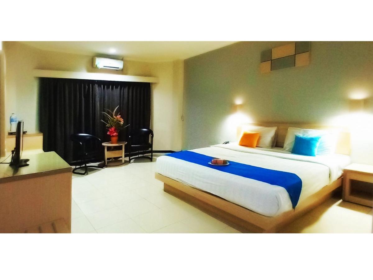 Merpati Hotel Pontianak Exterior foto