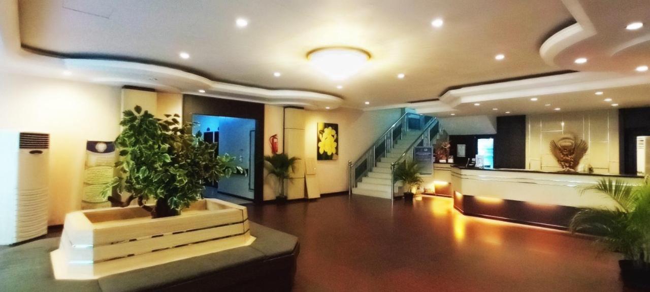 Merpati Hotel Pontianak Exterior foto
