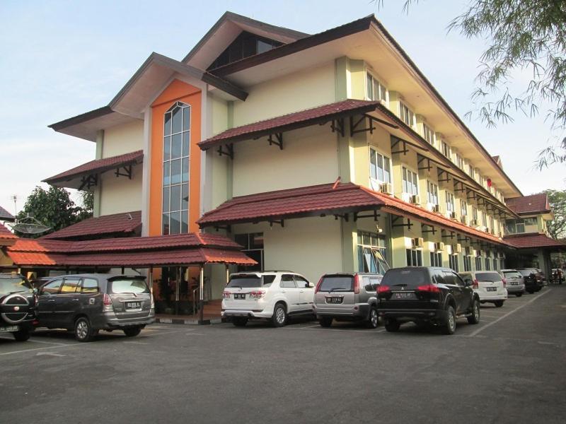 Merpati Hotel Pontianak Exterior foto