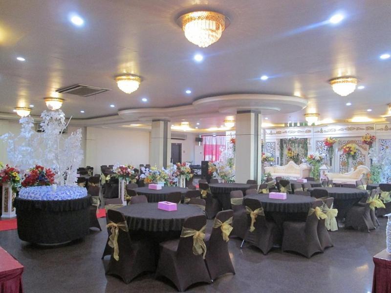 Merpati Hotel Pontianak Exterior foto